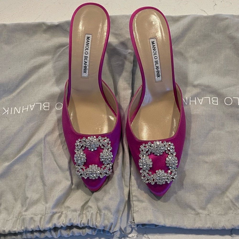 SOLD🚨MANOLO BLAHNIK Hangisi 70 Satin Mule Magenta/Pink size 38.5